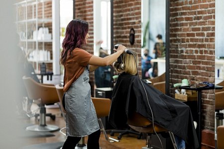 Kobieta w salonie fryzjerskim