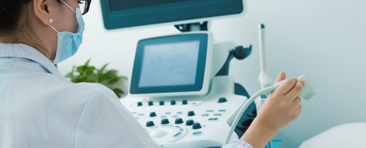 Lekarz używa do badania aparatu ultrasonograficznego